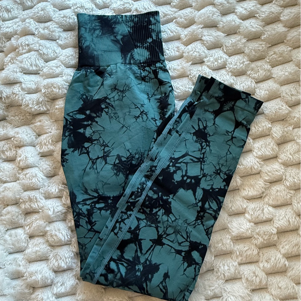 Tie-Dye scrunch butt Teal & Black leggings
